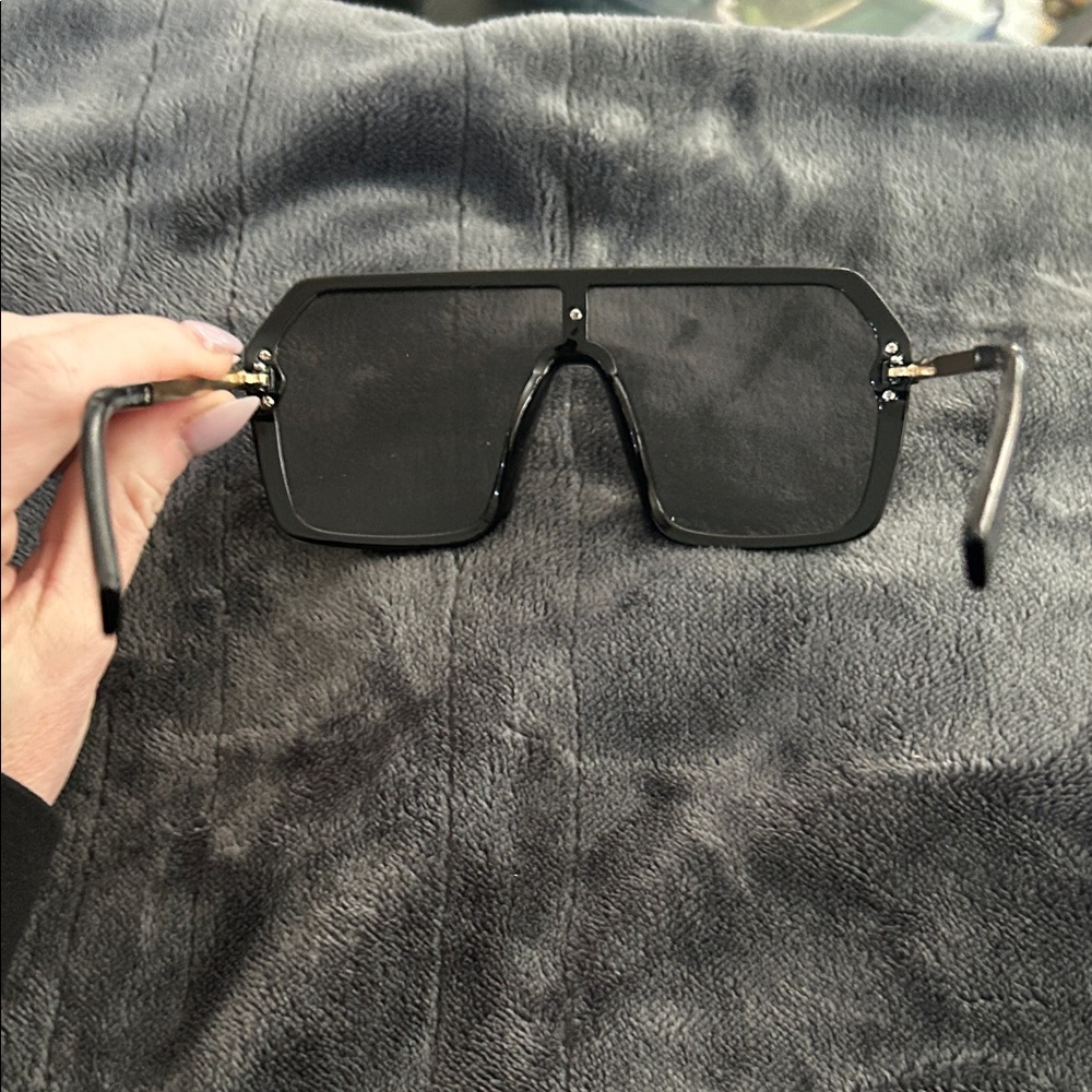 Black Oversized Shield Sunglasses - Picture 2 of 4